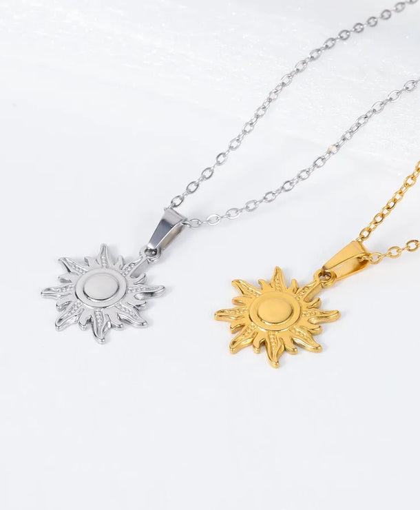 Collar con dije de sol 3D en acero de titanio chapado en oro 18K - imagen 3