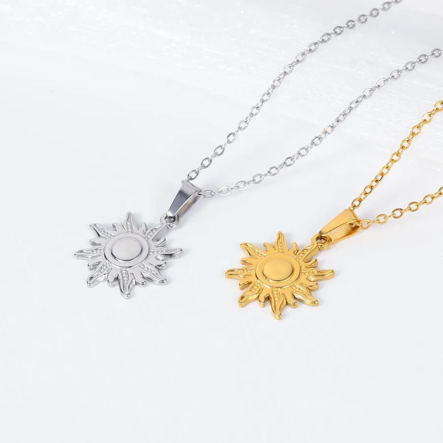Collar con dije de sol 3D en acero de titanio chapado en oro 18K - imagen 3