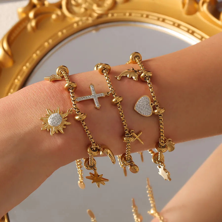 Pulsera de acero 304 con baño de oro 18K y dijes de cruz, estrella y corazón