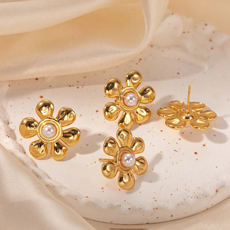 Aretes de flor con perla y baño dorado para mujer