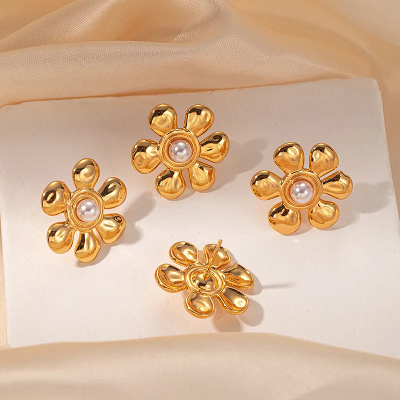 Aretes de flor con perla y baño dorado para mujer - imagen 4