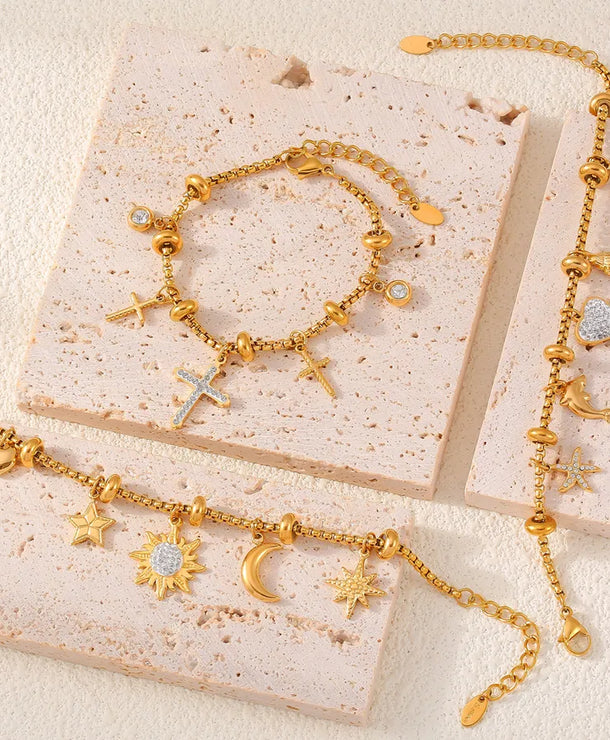 Pulsera de acero 304 con baño de oro 18K y dijes de cruz, estrella y corazón - imagen 3