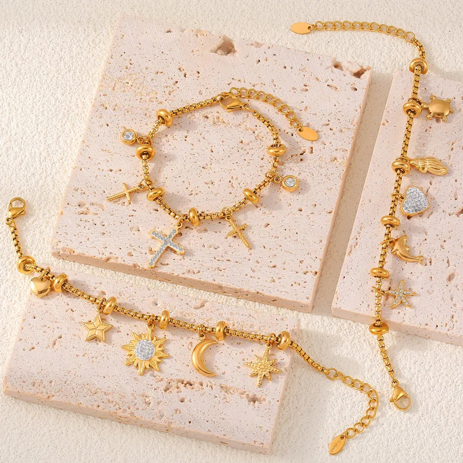 Pulsera de acero 304 con baño de oro 18K y dijes de cruz, estrella y corazón - imagen 3