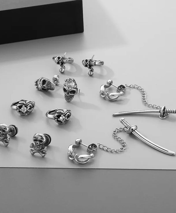 Aretes de acero 304 con dije de calavera e incrustación de circonia
