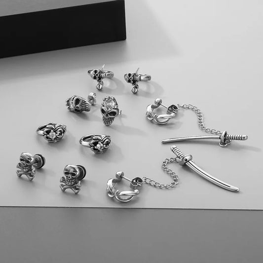 Aretes de acero 304 con dije de calavera e incrustación de circonia